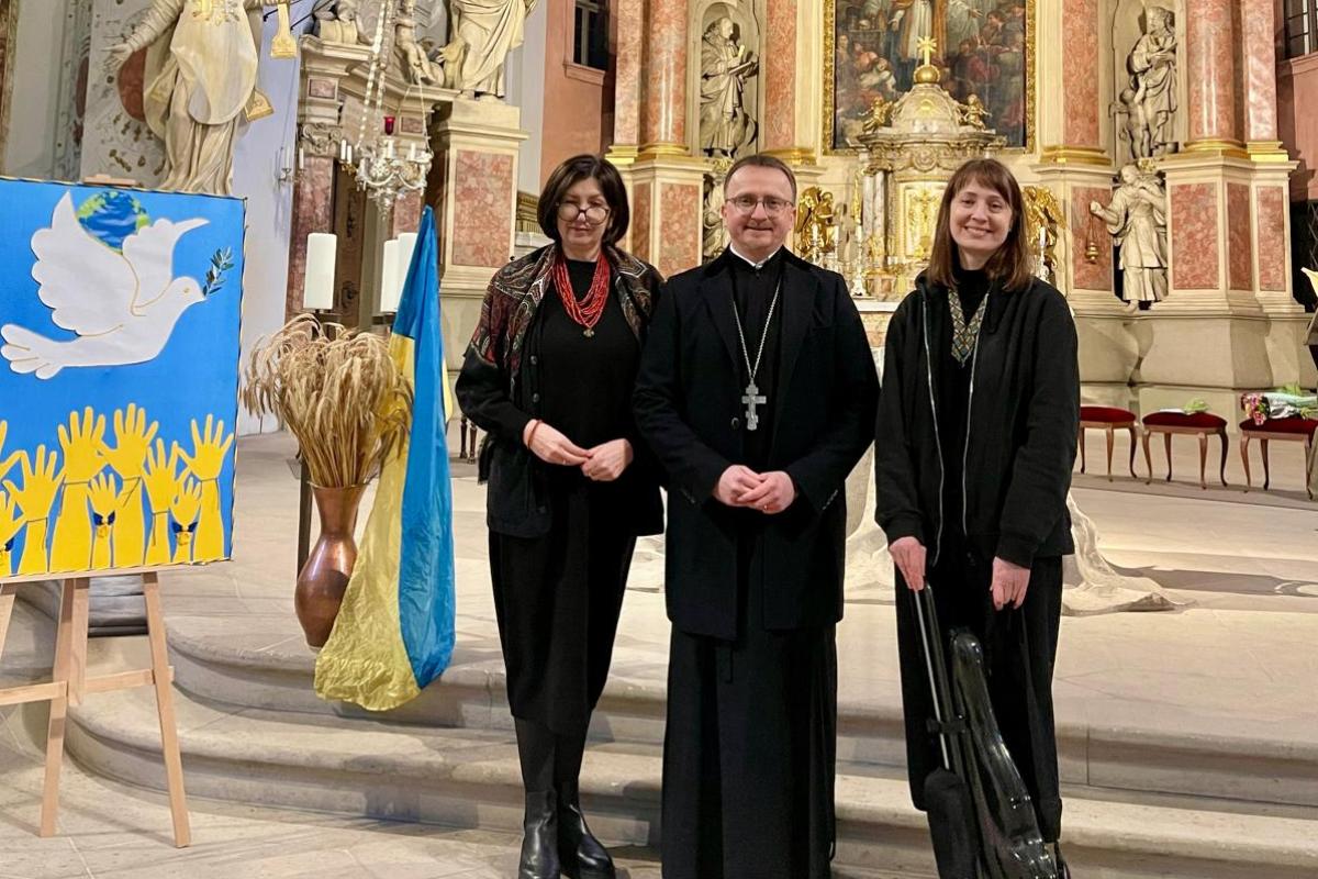 Мар'яна Стеценко, о. Іван Сохан та Мирослава Которович у храмі св. Мартина (Бамберг) після завершення концерту