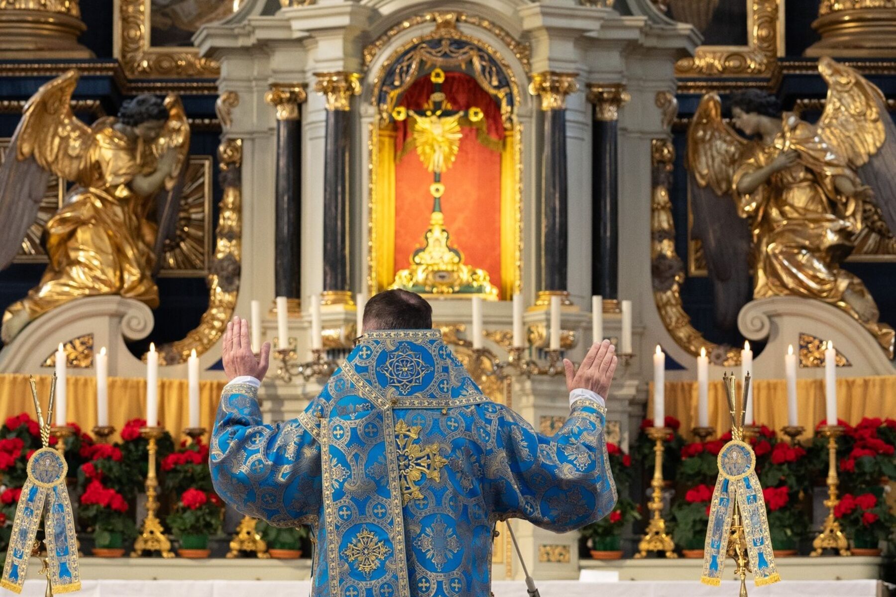 Владика Богдан Дзюрах підносить руки в молитві