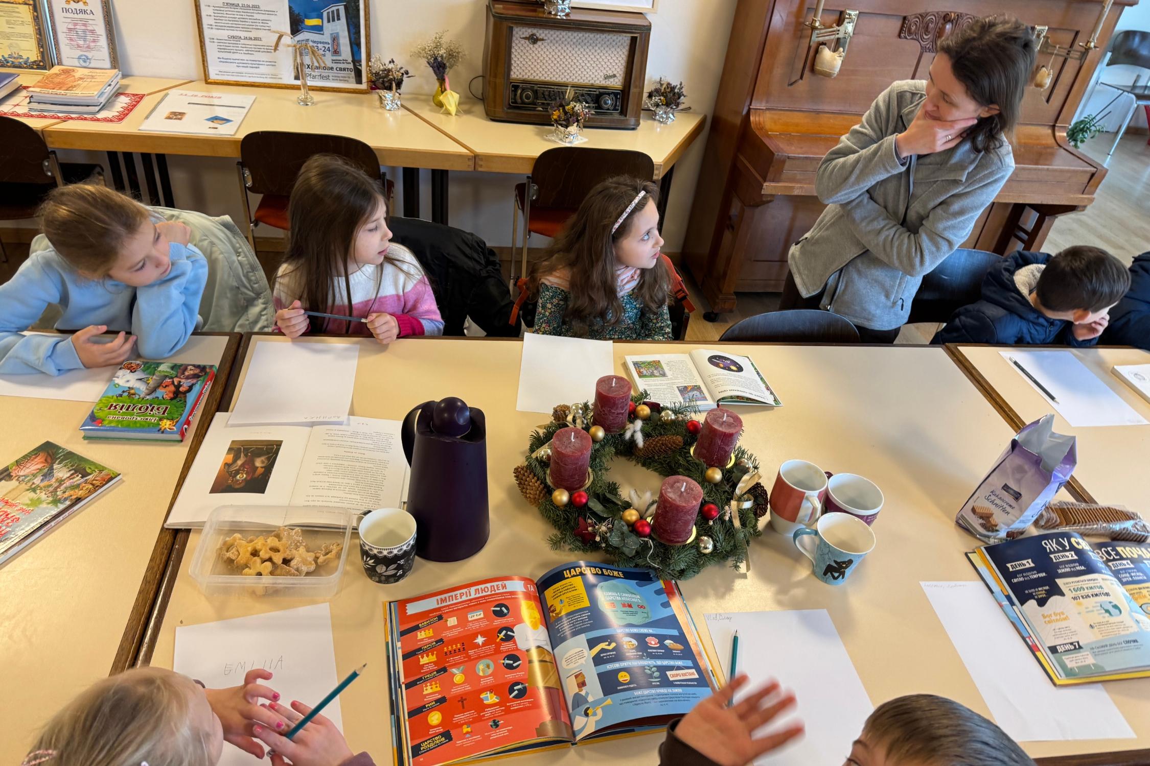 Катехит Марія Качмар спілкується з дітьми під час заняття