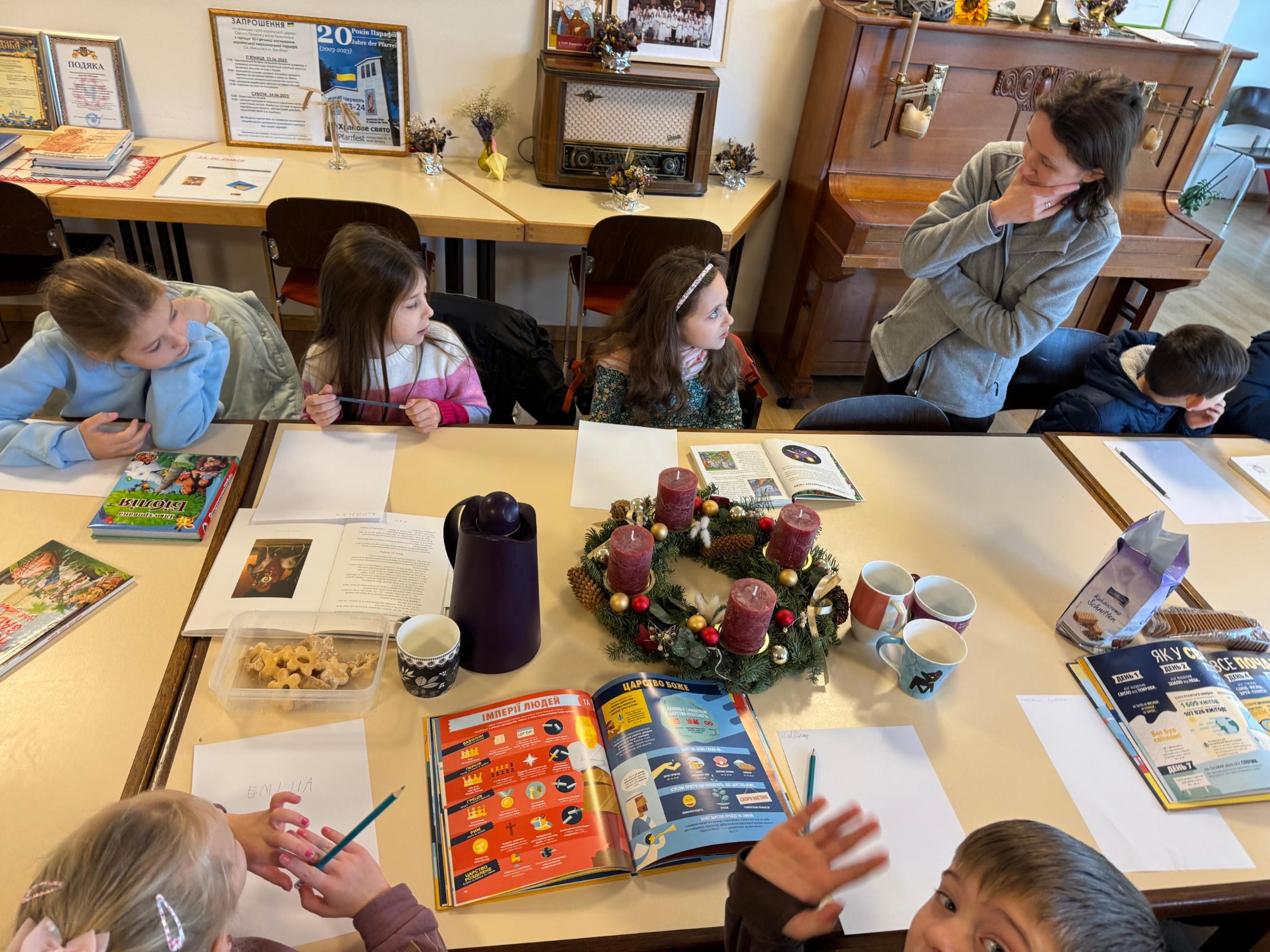 Катехит Марія Качмар спілкується з дітьми під час заняття