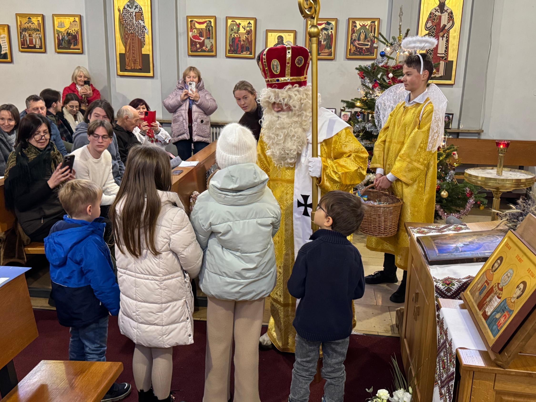 Святий Миколая з дітьми в українському храмі м. Бамберг