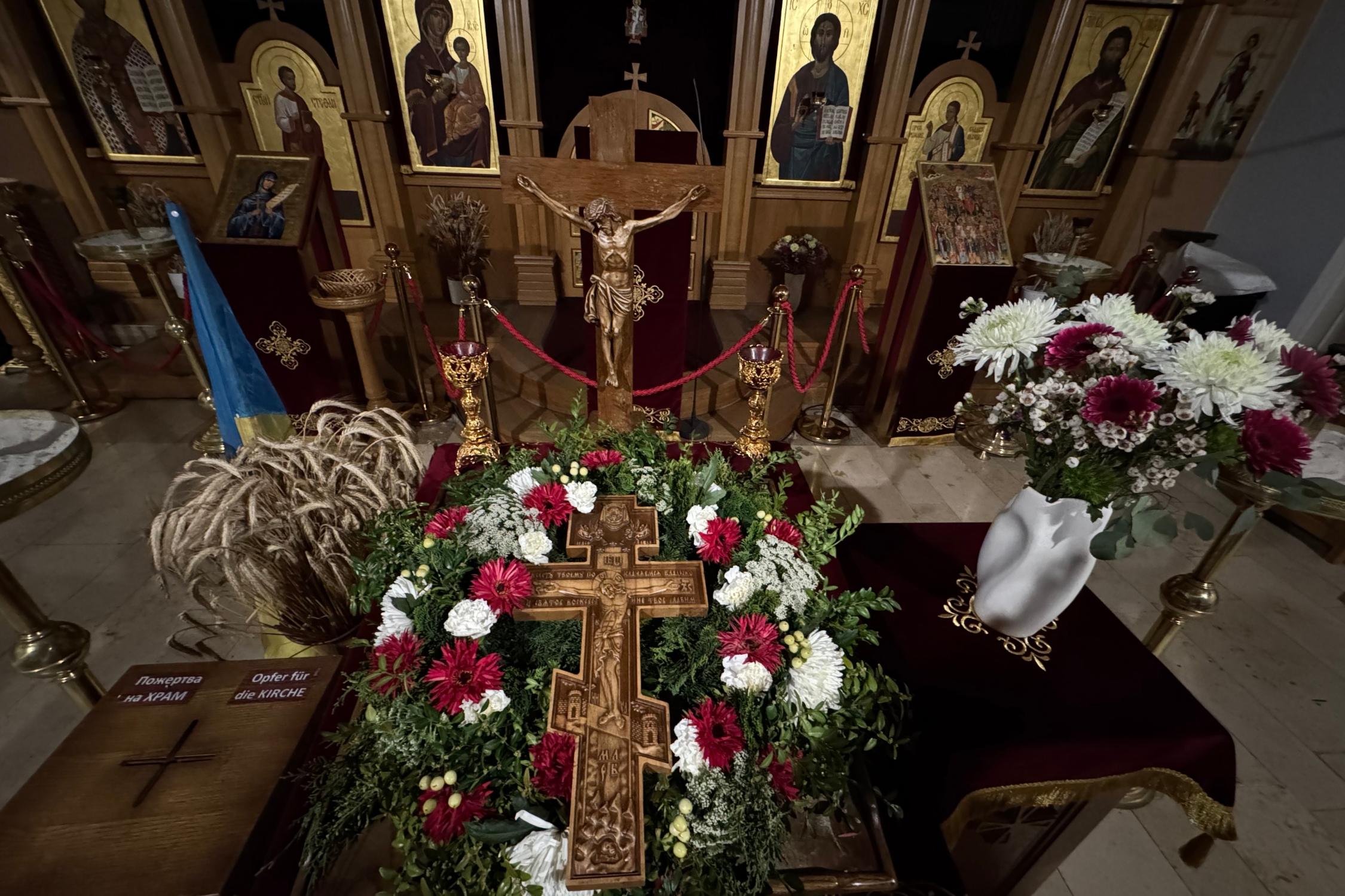 Прикрашений квітами чесний і животворчий Хрест Господній в українському храмі м. Бамберг