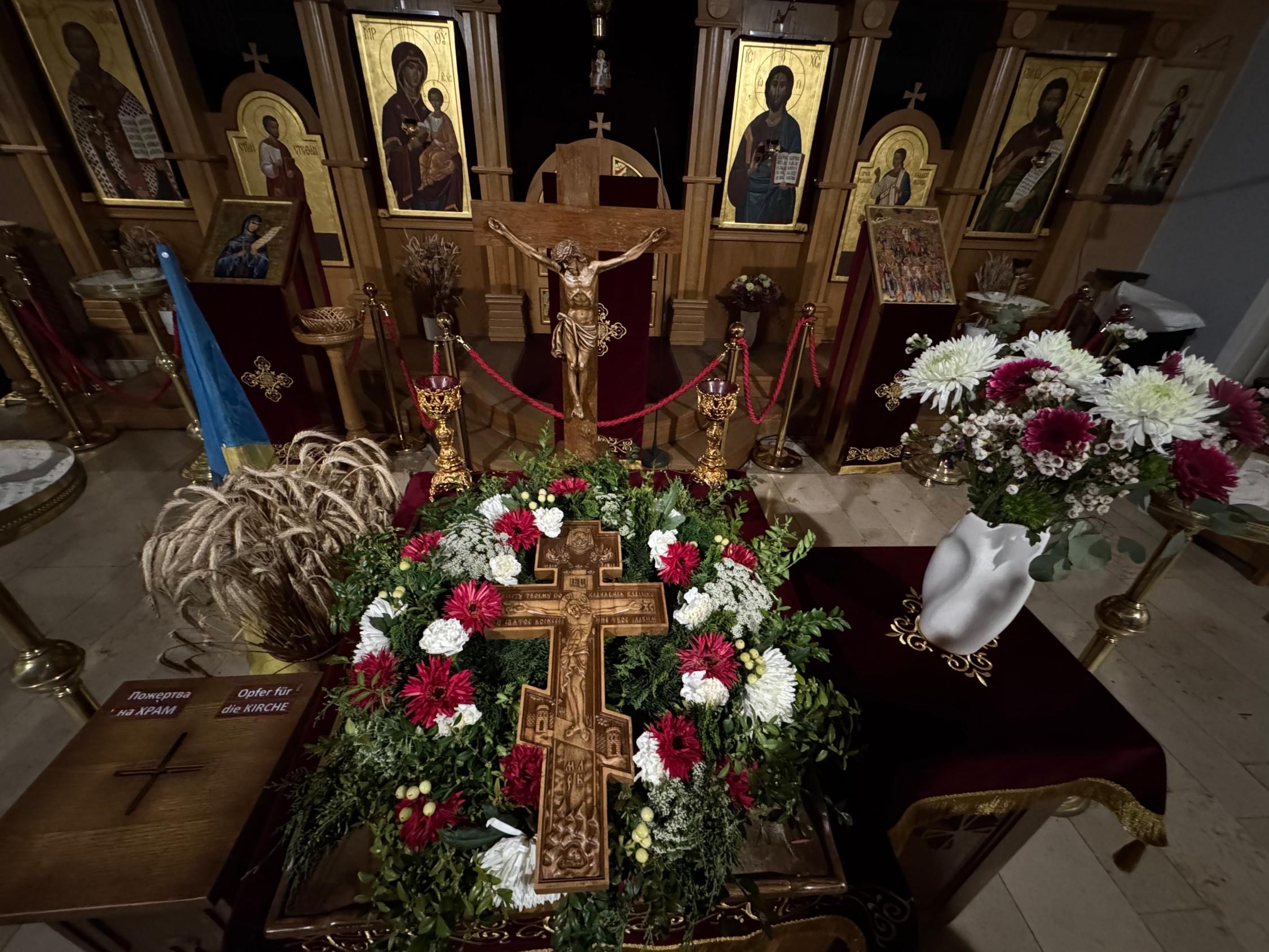 Прикрашений квітами чесний і животворчий Хрест Господній в українському храмі м. Бамберг