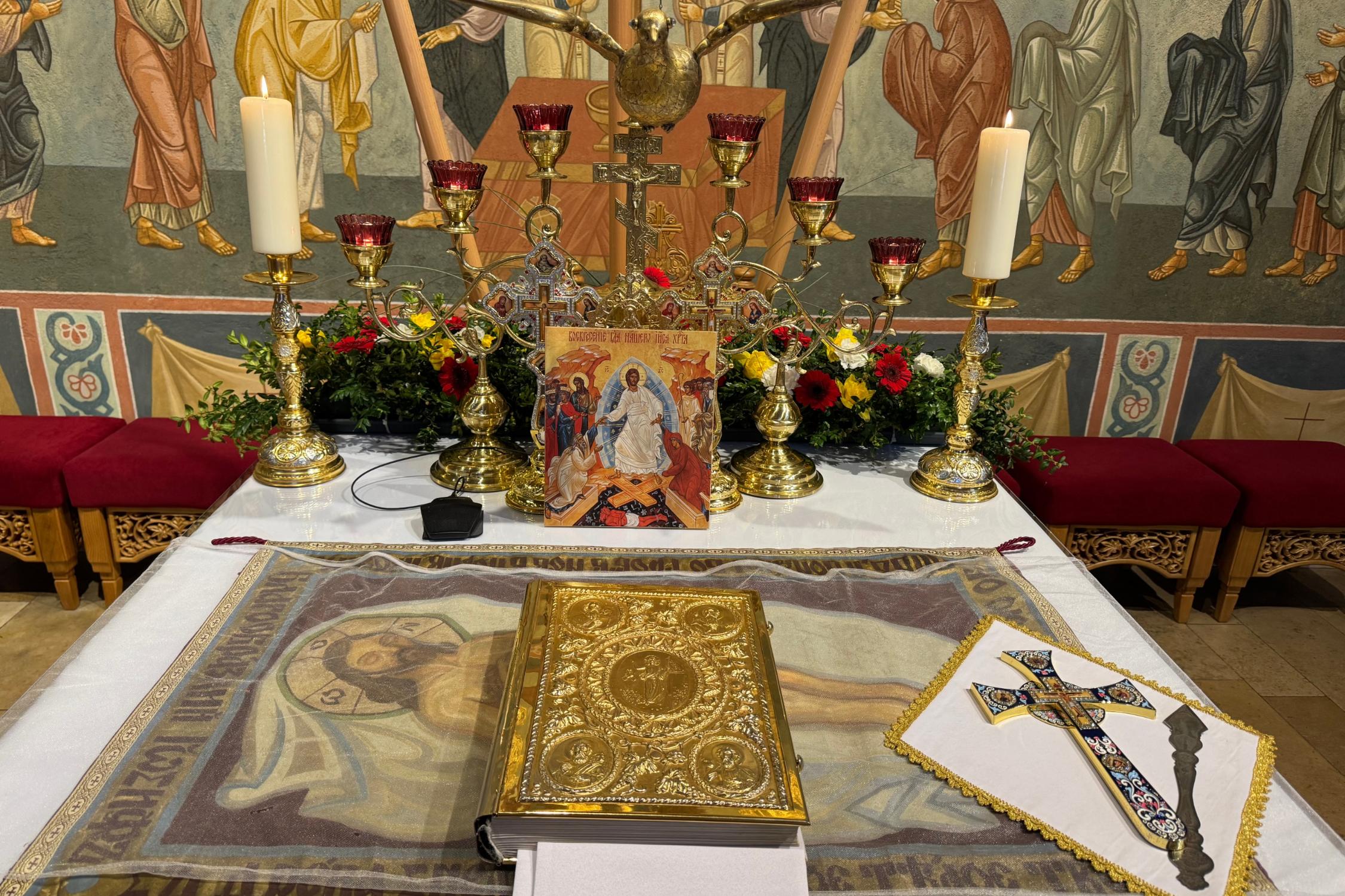 Великодньо оздоблений престіл українського храму в м. Бамберг