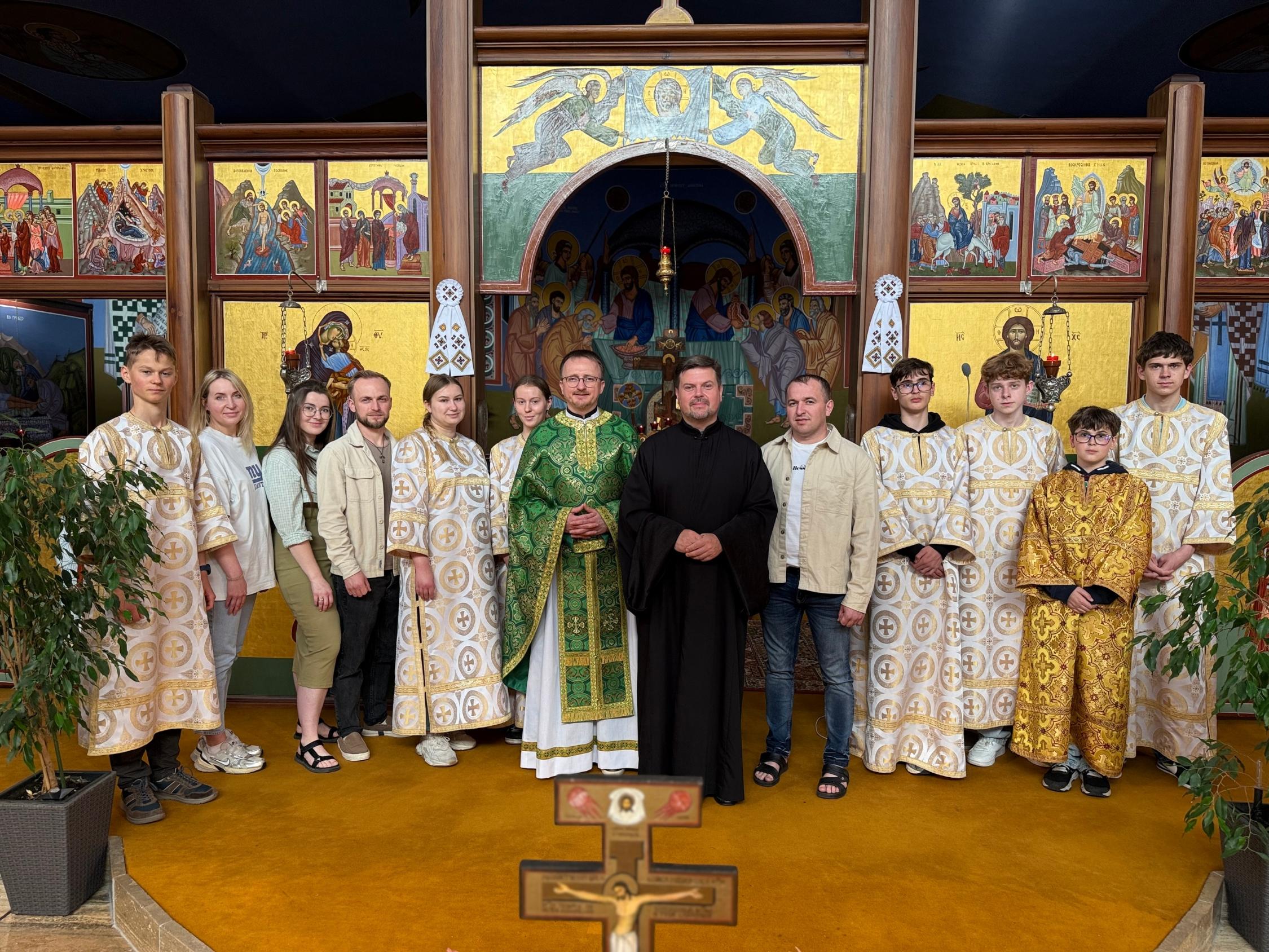 Спільне фото молодих паломників з Бамберга і Вюрцбурга в українському ювілейному храмі міста Гамбург