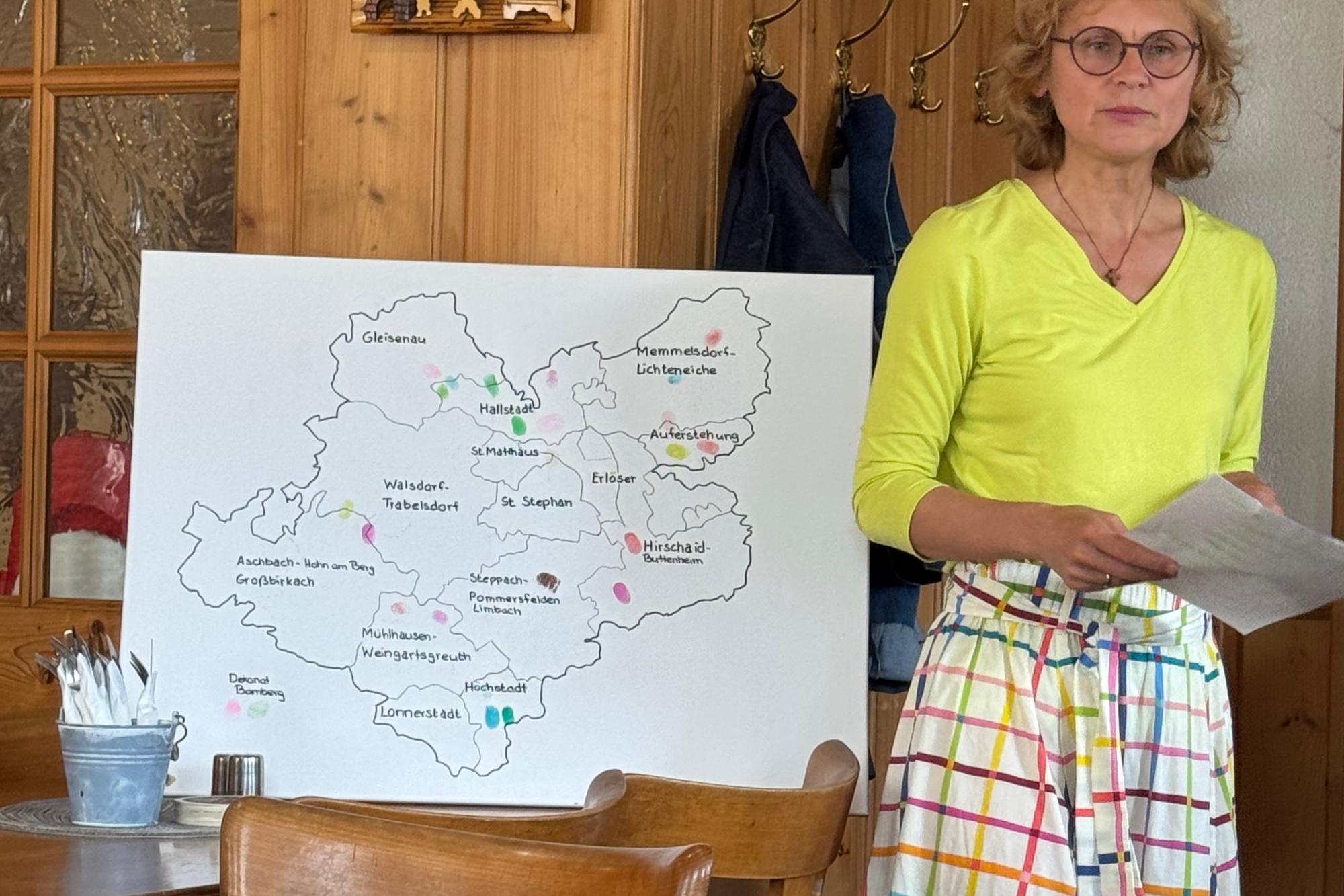Пані-деканка Сабіна Гіршман виступає на пасторальній конференції деканату Бамберг