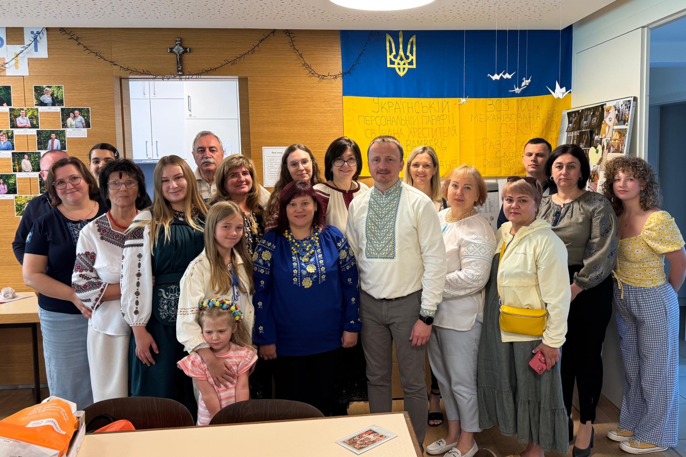 Українська парафіяльна громада м. Бамберг в церковній домівці після святкової Літургії у День Незалежності України