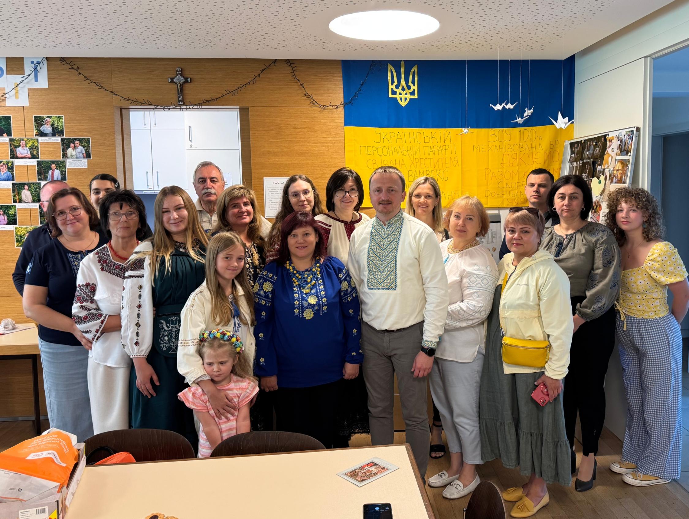 Українська парафіяльна громада м. Бамберг в церковній домівці після святкової Літургії у День Незалежності України