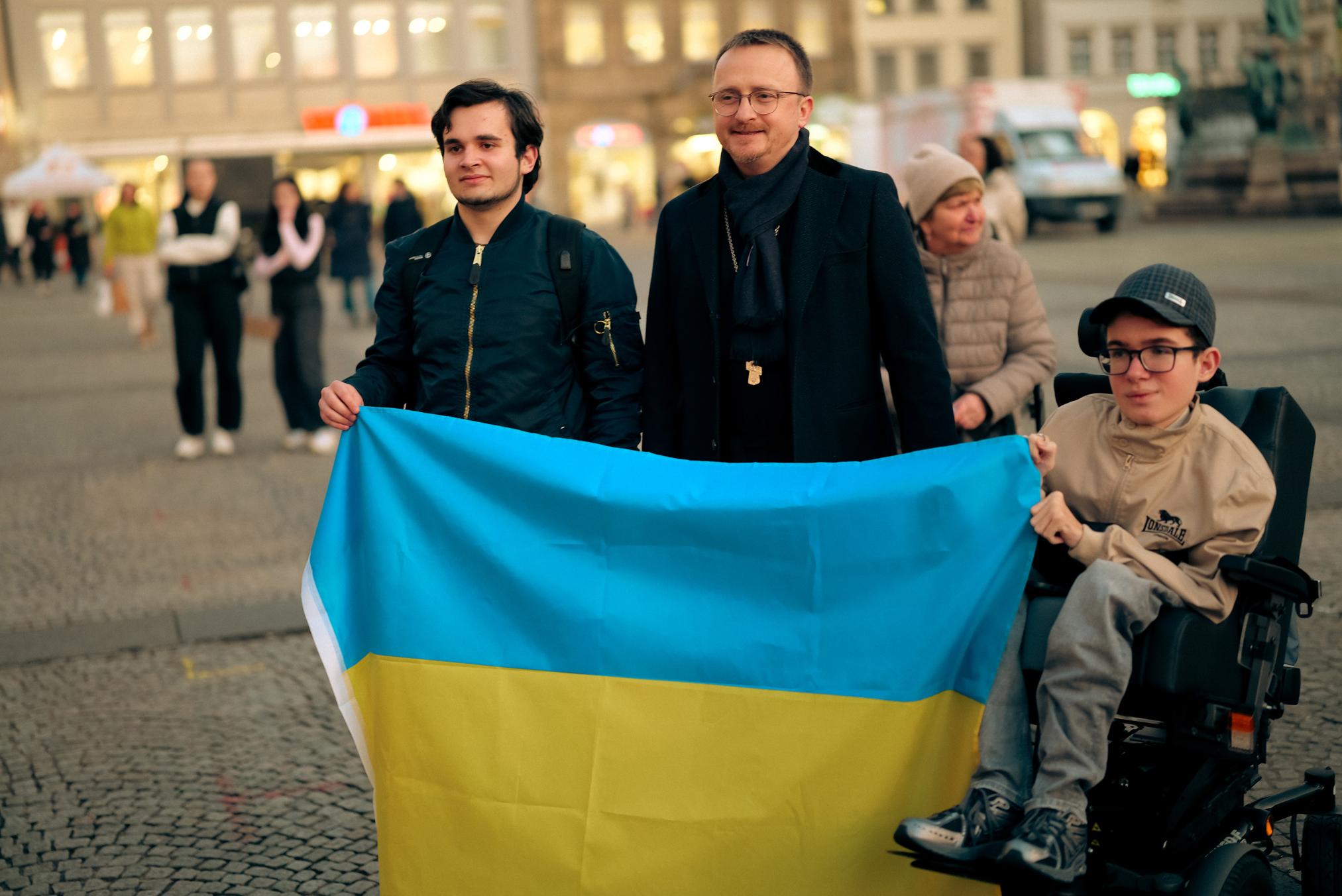 Український священник з парафіяльною молоддю на проукраїнській демонстрації в Бамберзі