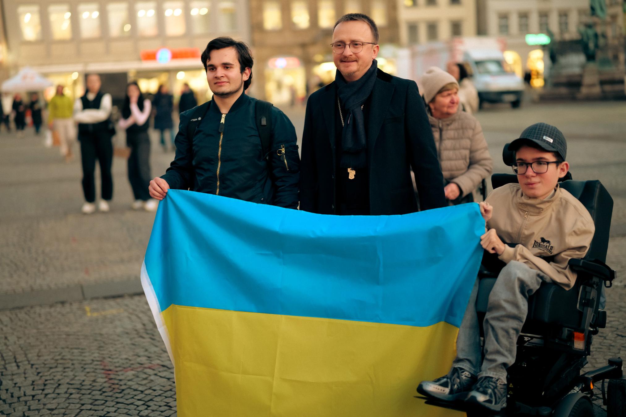 Український священник з парафіяльною молоддю на проукраїнській демонстрації в Бамберзі