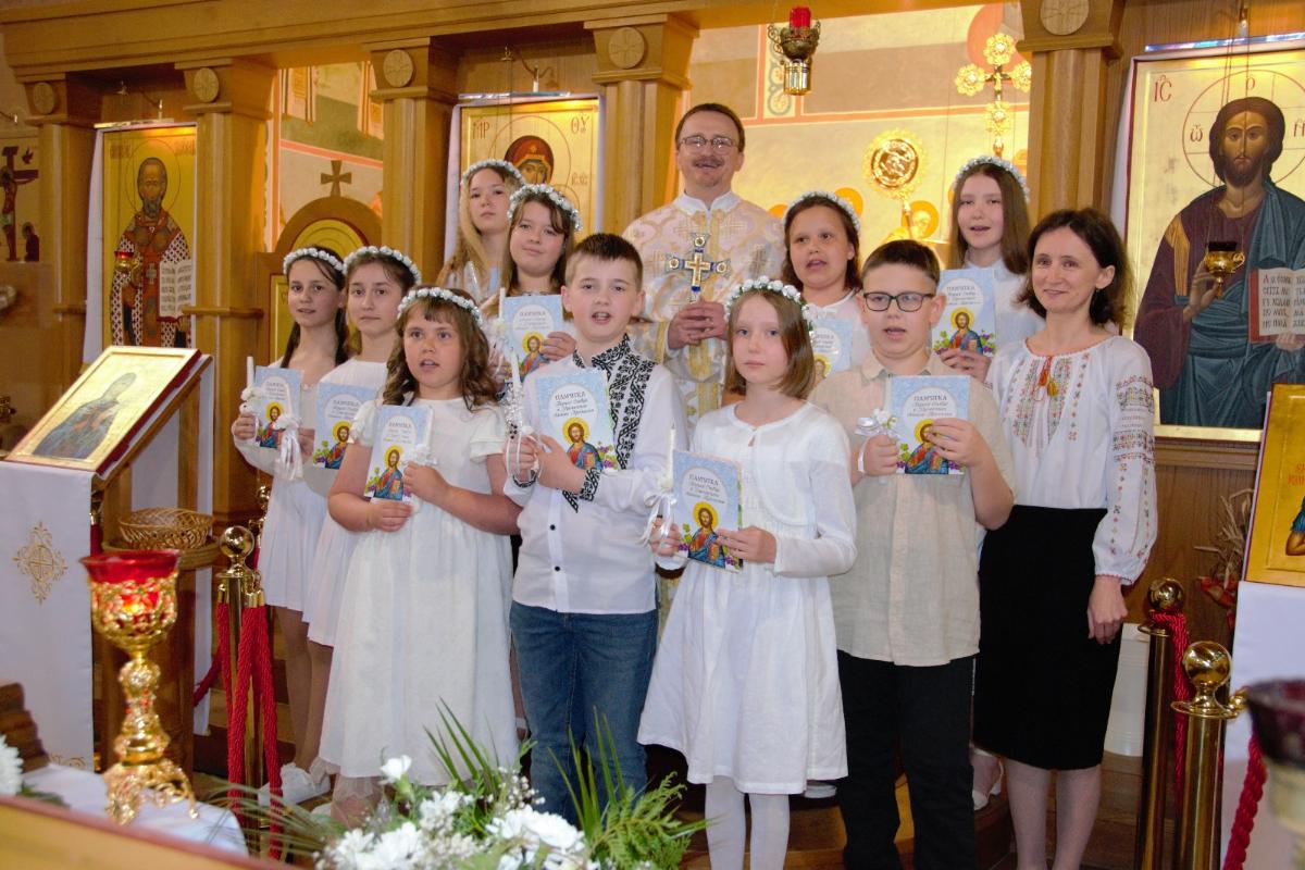 Спільне фото дітей парафії, що приступили до першої Сповіді та урочистого Святого Причастя