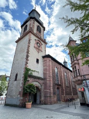 Außenansicht der Kirche in Aschaffenburg