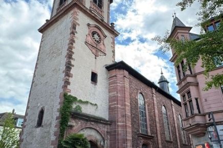 Außenansicht der Kirche in Aschaffenburg
