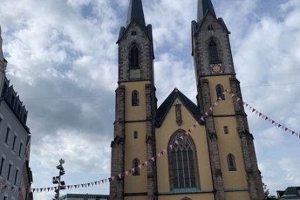 Außenansicht der Kirche in Hof